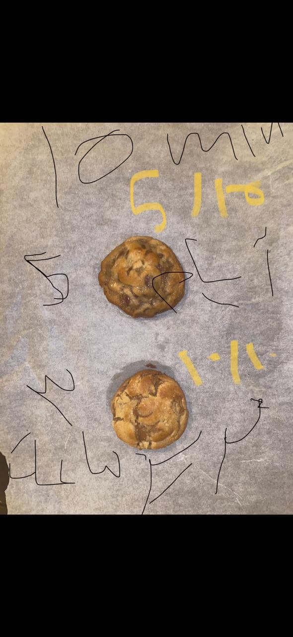 بحث بِسكتو عن درجة الحرارة المثالية — ملاحظات مكتوبة على ورق الزبدة لإيجاد القوام المثالي